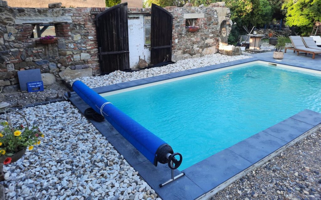 Poolumrandung aus sächsischem Marmor weiß